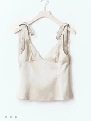 Satin tie topp - Fin topp från Gina, helt ny och oanvänd. Storlek S, ny pris 350
