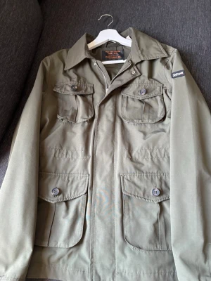 Olivgrön jacka från Schott NYC - Militär overshirt köpt för 2600 på disegn only 