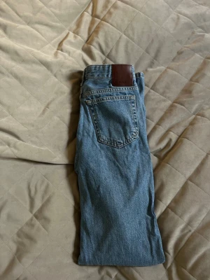 Ljusblå lågmidjade jeans  - Jätte fina lågmidjade jeans i färgen ljusblå, använda fåtal gånger. Säljer då de ej passar mig längre! 