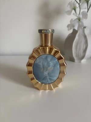 Lattafa Victoria EDP 100ml - Lattafa Victoria EDP 100ml. Säljer då doften inte passade mig, endast testad🫶🏻