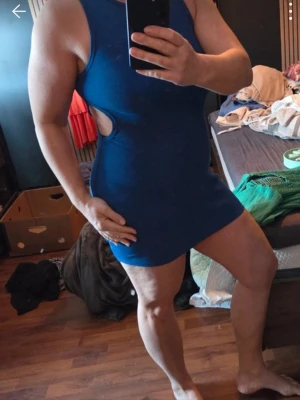 Blå tight kortklänning med cut-outs - Säljer en blå tight kortklänning med cut-outs på sidorna. Klänningen är ärmlös och har en kroppsnära passform som framhäver figuren. Perfekt för dig som vill ha en enkel men ändå iögonfallande look.