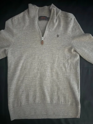 Morris half-zip - Säljer en väldigt fin Morris half-zip som är knappast använd, storleken är M men passar BÄST som S eftersom den är lite tajt för att vara storlek M. Pris kan diskuteras