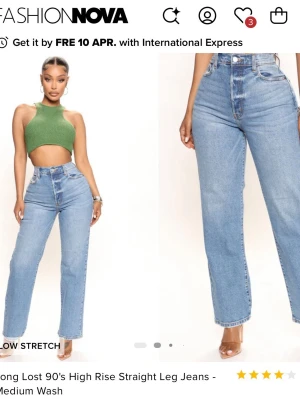 90's high rise raka jeans Fashion Nova - Säljer ett par ljusblå high rise jeans från Fashion Nova med rak passform och klassisk femficksdesign. Jeansen har en vintageinspirerad 90-talslook, normal midja och raka ben. Materialet är denim med låg stretch och snygg medium wash.