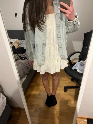 Zara ljusblå jeansjacka - Zara ljusblå jeansjacka med två fickor framtill, kommer inte till använding längre. Perfekt sommar eller vår jacka