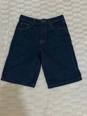 Mörkblå jorts från STR - Säljer ett par klassiska mörkblå denimshorts/jorts från STR. 