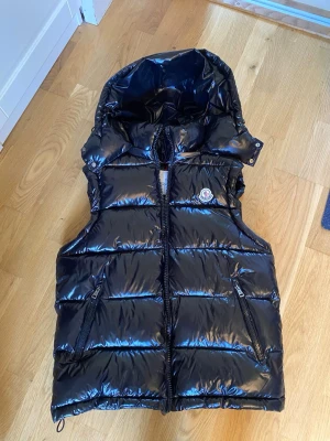 Svart Moncler väst  - Säljer denna feta Moncler västen. Helt ny bara använd några gånger. Skickar inom 24 timmar priset är inte hugget i sten. Nfc Scan funkar. Skriv om du har frågor eller vill ha mer bilder:)