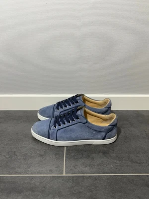 Christian Louboutin  - Christian Louboutin, storlek 40 passar 41, skick 9/10 mycket sällsynt modell samt färg som är svår att få tag på, dustbags medföljer vid köp, vid funderingar hör av er. 