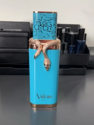 Vulcan feu—Sample - Vulcan feu—Sample. En fräsch sommardoft med noter av mango och citruses. Perfekt för dig som vill ha en sommardoft men inte vill betala för hela flaskan!