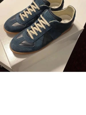 Maison Margiela Gats  - Tjena! Säljer ett par riktigt stiliga Maison margiela gats i storlek 42. De är använda max 5 gånger och är i nästa nytt skick med inga defekter och nästan inga tecken på användning. Skorna är i storlek 42 men kan funka för folk som har storlek 41-43 då folk har olika former på foten och ens egna preferenser på hur man vill att ens skor ska sitta. Äktighet bevis finns 