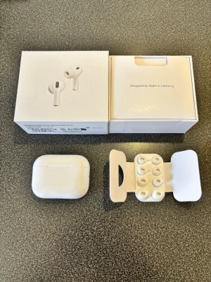 Apple AirPods Pro med laddningsetui - Är öppen för lägre pris. Säljer ett par Apple AirPods Pro med original laddningsetui och extra öronproppar. De är vita, har en stilren och kompakt design och levereras i originalförpackning. Perfekta för dig som vill ha trådlösa hörlurar med grymt ljud och smidig anslutning till iPhone.