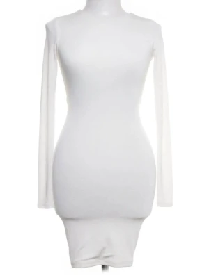 Vit långärmad klänning - Snygg vit klänning med lång ärm och figurnära passform. Otroligt mjukt tyg och inget tecken på användning. Skriv för frågor.