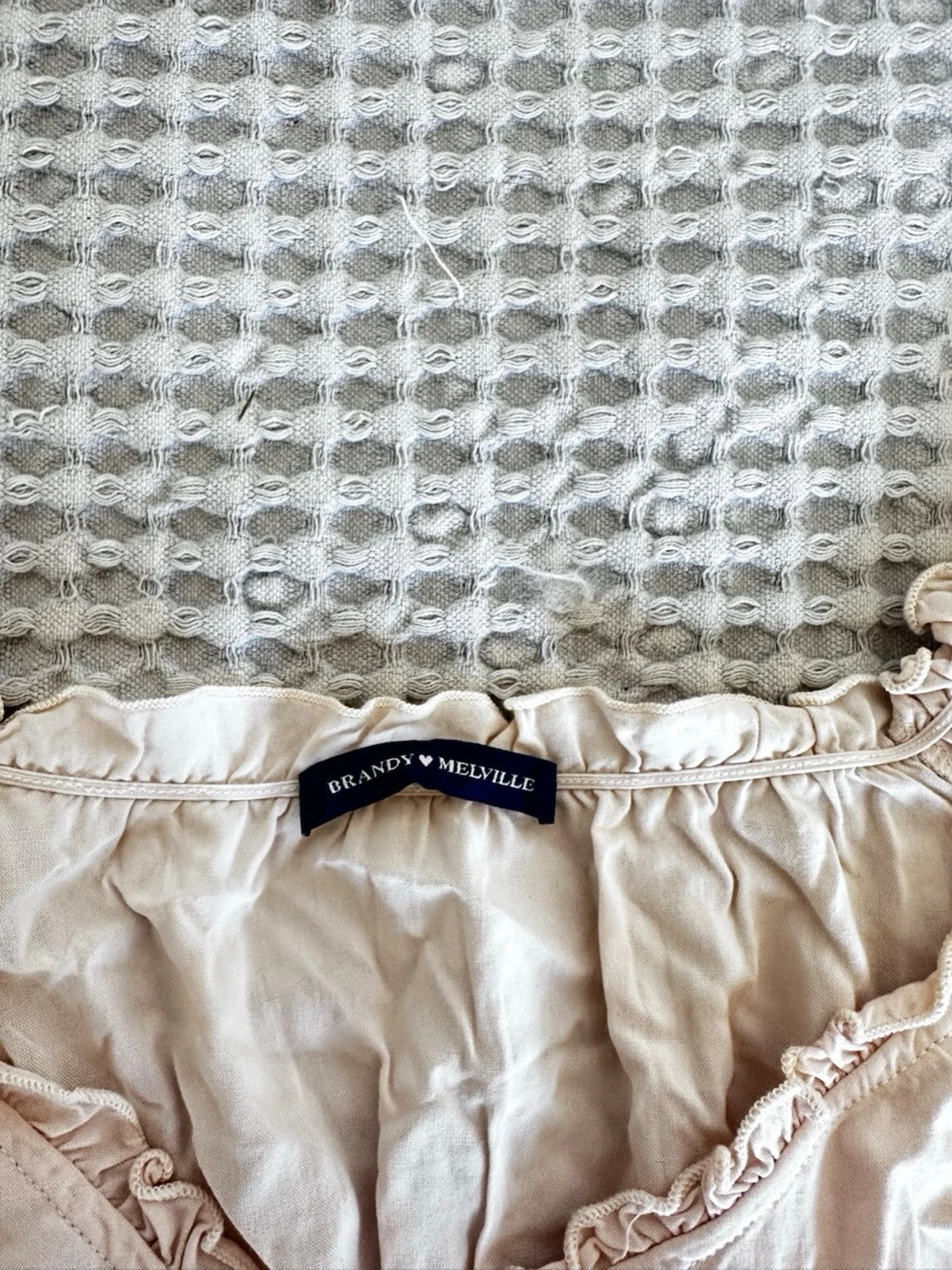 Ljusrosa blus med volang från Brandy Melville - 1