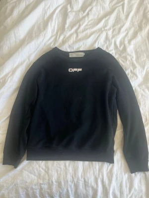 Off-White sweatshirt svart - Säljer en svart sweatshirt från Off-White i väldigt fint skick och knappt använd. 