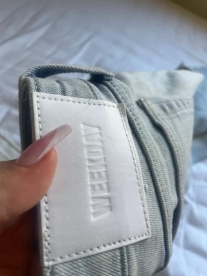 Ljusblå jeans från Weekday - Säljer ett par ljusblå jeans från Weekday köpta för 500 säljs för 399 de kan diskuteras men dock aldrig använda köpte fel storlek sen fick jag min storlek i present 