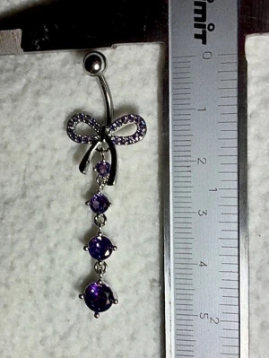 ✨ NY oanvänd navelpiercing med hänge - Kirurgiskt stål 316L  - ✨ NYTT oanvänt smycke i kirurgiskt stål! 🌸 Hållbart & Rostfritt: Slitstarkt 316L-stål som inte oxiderar eller rostar av fukt. 🌸 Säkert: Industristandard, skonsamt för läkta piercingar.  🛍️ 30 % BUNDLE-RABATT! Köp fler artiklar från min shop och få 30 % på allt! ✨ 📦 Frakt: Endast spårbart via Plick SafePay för vår trygghet.