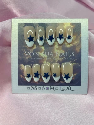 Obsessed (M);Medium Almond - Snygga handgjorda press-on naglar i en medium lång mandelform. Naglarna har en nude bas, vit fransk tipp och dekoreras med en mörkblå stjärna på varje nagel. Perfekt för dig som vill ha en unik och trendig look. Handgjorda och lätta att applicera.M: 16 mm, 12 mm, 12,5 mm, 11,5 mm, 10 mm