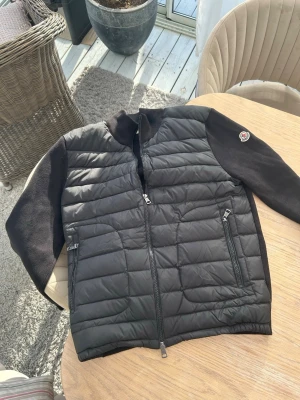 Moncler cardigan/ Jacka  - Tja, säljer denna snygga Moncler cardigan/ jacka. Inga slitningar, storlek S. Perfekt för alla årstider 