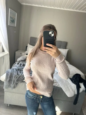 Ljusrosa topp  tröja - Säljer en ljusrosa tröja med rund hals och långa ärmar muscher fin o Gulli och skönt till sommaren 💞