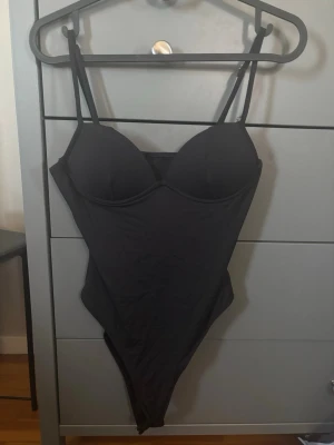 Svart body - Säljer en svart body med justerbara axelband❤️