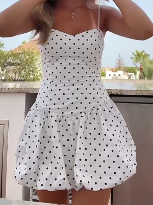 Prickig miniklänning  - Kort klänning med tight passform upptill och ballongkjol smala reglerbara axelband. Aldrig använd och har prislappen kvar, så är i toppskick!💝💝 Första bilden är lånad!!