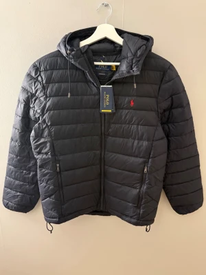 Ralph Lauren jacka  - Säljer dessa sjukt snygga Ralph Lauren lightweight jackorna. Helt nya, finns 6 st olika i profilen. S, M, L. Finns i svart och navy. Nypris 3500kr. Kvitto ingår. Hör av er vid frågor/ fler bilder! 