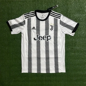 Juventus tröja - Säljer denna riktigt feta tröjan för ett riktigt bra pris. Skriv till om ni är intresserade eller har andra funderingar kring tröjan!