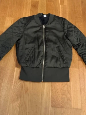 Svart bomberjacka i satin-look - Fin bomba jacka i superbra skick köpt på Vinted men säljer då den inte passade🥰 skriv för fler frågor 