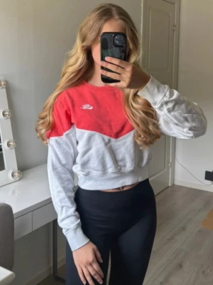 Croppad Nike tröja  - Använd några få gånger men har fått en påbörjan på ett hål vilket jag la in en bild på, i övrigt fint skick, lite smått nopprig. Färgen framgår inte helt men den är koralligt rosa, lite neonaktig.