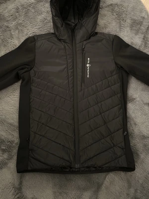 Sail racing jacka  - Tjenare folket! 👋  Nu säljer vi en riktigt fet Sail Racing jacka i svart. Stilren, sportig och perfekt för vardagen. Jackan har huva, dragkedjefickor och en snygg quiltad design framtill som gör att den sticker ut lite extra.  Storlek S 🔥🔥🔥🔥 Perfekt om du vill ha en clean jacka nu för våren 😊😊😊