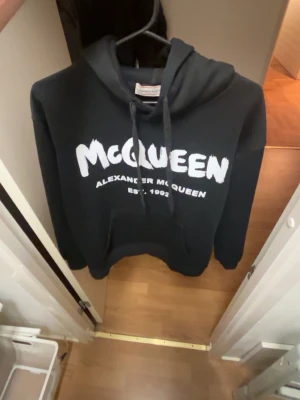 Alexander mqueen Hoodie - Säljer nu min Alexander mqueen hoodie i ett jätte fint skick Den är i storlek M och har inga alls defekter Skriv om ni har några funderingar 