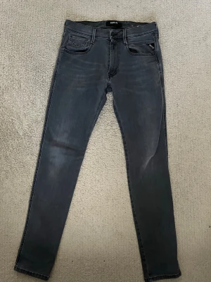 Replay anbass jeans  - Säljer mina Replay anbass jeans då dom inte kommer till lika mycket användning längre.