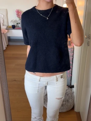 Mörkblå stickad croppad topp - Snygg mörkblå stickad topp med croppad passform och korta ärmar