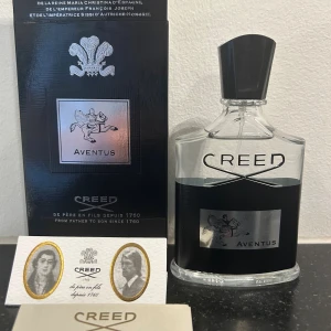 Creed Aventus 100ml EDP - Oöppnad med alla tillbehör - Säljer en helt oöppnad och oanvänd flaska Creed Aventus Eau de Parfum 100ml. Flaskan har endast öppnats för fotografering och är i perfekt skick. Hör av er vid frågor pris kan diskuteras vid snabb affär