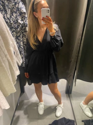 Svart klänning från Zara - Säljer en jättefin klänning från Zara i storlek Xs. Skriv vid funderingar, pris går att diskutera🌸