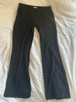 Lågmidjade kostymbyxor  - Lågmidjade bootcut kostymbyxor från Nelly💓