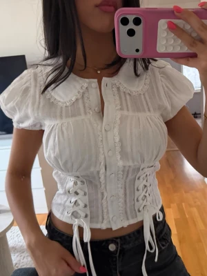 Vit topp -  ny med lapp kvar!