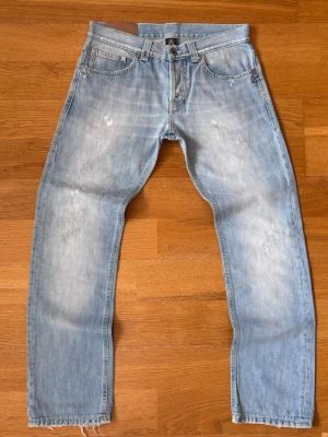 Dondup Vintage Light Wash Jeans Made in Italy - Ljusblåa vintage jeans från Dondup med Snygg light wash och slitningar från fabrik  Modell: UP008 A084U   Storlek: W31   Made in Italy  Pris är prutat och klart | hör av dig vid minsta fråga