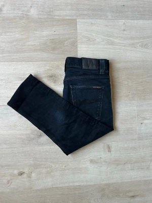 Svarta Nudie Grim Tim Jeans W31 L32 - Fina Nudie Jeans i svart färg. Jeansen är i mycket bra skick och sparsamt använda. |  Äkta som allt annat jag säljer! ✅ |  Storlek: W31 | Skick: Mycket bra skick | Färg: Svart | Märke: Nudie Modell: Jeans |  Hör gärna av dig vid frågor så svarar jag så fort jag kan! 😁|   (Sku - 46)