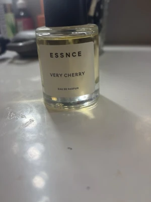 ESSNCE Very Cherry Eau de Parfum - Fräsch parfym från ESSNCE med doft av körsbär. Använt två gånger😊Pris går att diskutera 