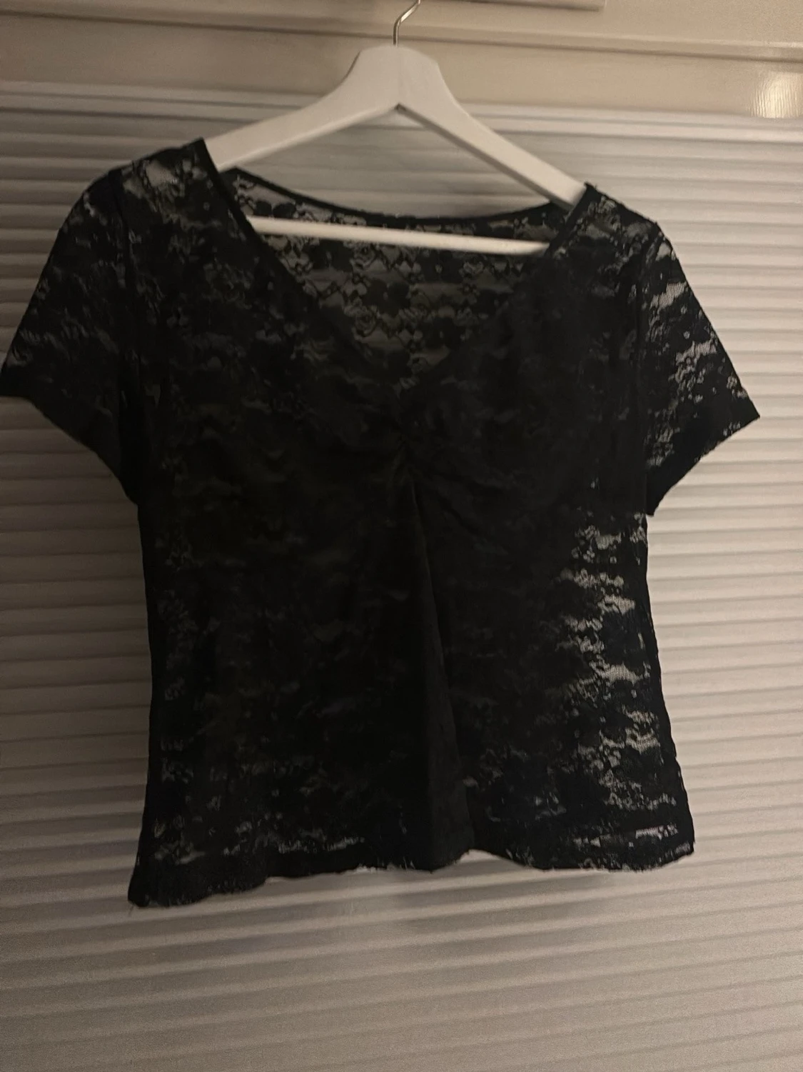 Svart spets topp med v-ringning - 1