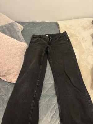 Virala baggy jeans från Zara  - Säljer de virala baggy jeansen från Zara. Jeansen ör bara använda en gång och de är i storlek 38