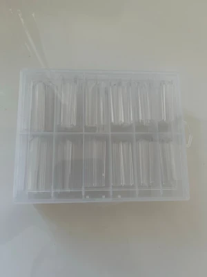 Klara långa press-on naglar i box - Säljer ett set med klara, långa press-on naglar i rak form. Naglarna kommer i en praktisk plastbox med flera fack för olika storlekar. Perfekt för dig som vill skapa egna designer eller ha en clean look. Materialet är tålig plast och naglarna är helt transparenta. Dom är C- curvade och helt nya. Endast öppnat lådan för att ta bild.