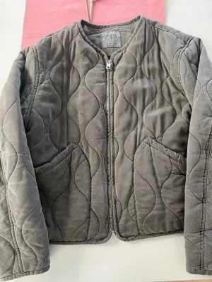Olivgrön jacka från Zara - Snygg olivgrön jacka från Zara. Perfekt för våren❤️ 