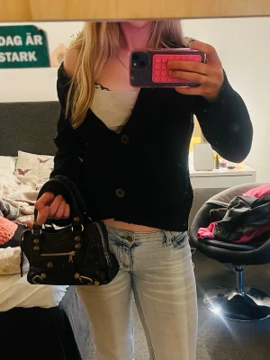 Svart kofta med stora knappar - Jättefin kofta! Pris går alltid att diskutera 💕