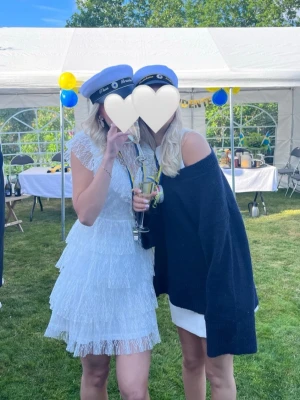 Studentklänning - Köpt för ca 2 år sen på bubbleroom. Har blivit lite missfärgad på innersidan av kragen men ingenting som syns utåt, annars väldigt fint skick 💖