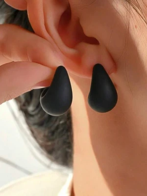 Svarta droppformade örhängen - Unika örhängen i matt svart med droppformad design. De är chunky och moderna, perfekta för dig som gillar statement-smycken. Materialet ser ut att vara plast eller resin med metallstift. Säljs som ett par.