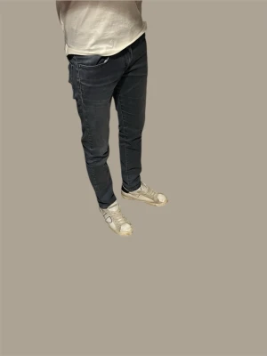Mörkgrå slim fit jeans från J.lindeberg - Säljer ett par mörkgrå J.lindeberg jeans i slim fit och modellen är Jay. Jeansen är i strl W31 L32. Skriv vid fler frågor🙌