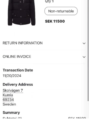 Svart dunjacka från Moose Knuckles - Säljer en svart dunjacka från Moose Knuckles med avtagbar huva och vit fuskpäls. Jackan har flera fickor med dragkedja och tryckknappar samt en ikonisk logga på ärmen. Perfekt för kalla vinterdagar och riktigt snygg streetstil.