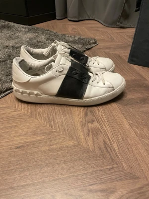 Vita sneakers från Valentino - Valentino oppens | storlek 43/5 | skick 6/10 | medföjer bara skorna | pris kan diskuteras vid snabb affär ✌️