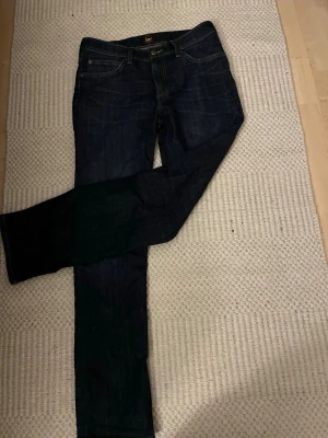 Mörkblå jeans från Lee i nyskick! - Sjukt snygga lee jeans modell ”west”. Köptes nya i butik och säljes pga att d va ett felköp och vill bara sälja de snabbt så därför får köparen en sjukt bra deal! Nypris-1200. Storlek 30/32.